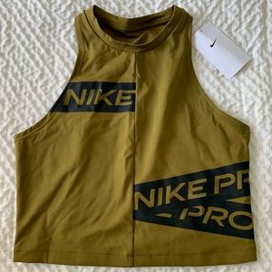 Womens Nike Cropped Training Shirt. Size Medium.